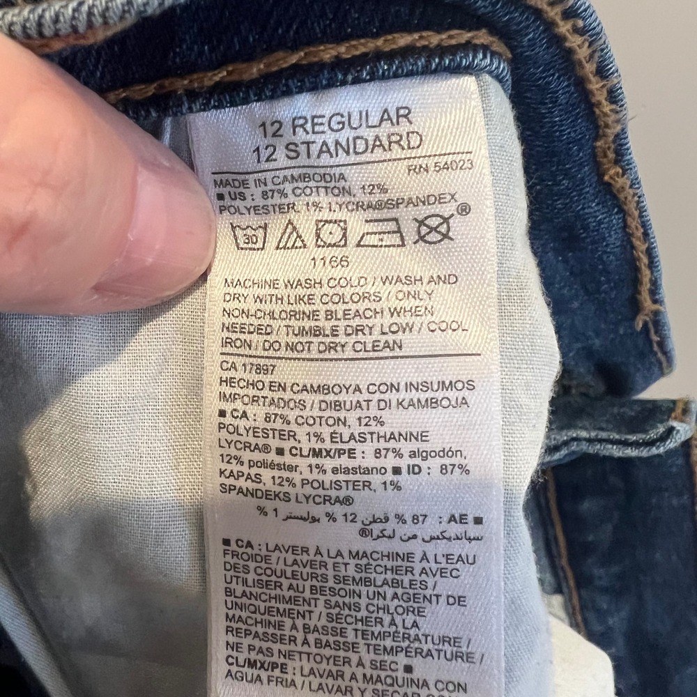 Old Navy Denim Jean Shorts Womens Size 12 Stretch Blue Raw Hem semi-fitted EUC - Picture 8 of 8